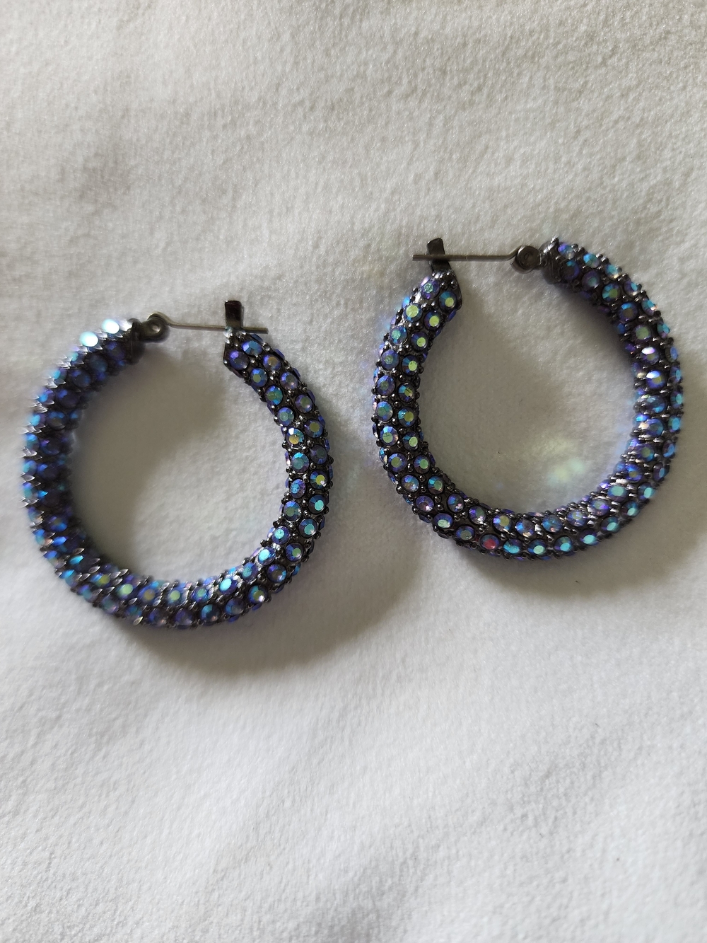 Vintage Purple-Blue Crystal Rhinestone Pavé Hoop Earrings Butterfly Closure